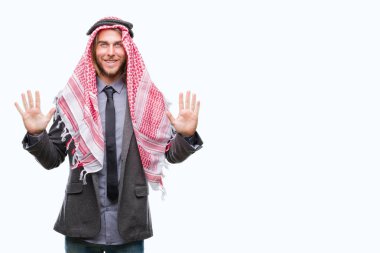 Uzun saçlı keffiyeh gösterilen ve parmakları ile işaret izole arka plan üzerinde giyen genç yakışıklı Arap adam kendinden emin ve mutlu gülümseyerek süre on numara.