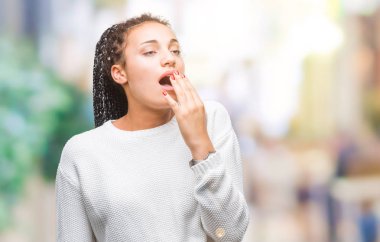 Genç örgülü saç Afro-Amerikan Kız izole arka plan ağız el ile kapsayan yorgun esneme sıkılmış üzerinde kış kazak giyiyor. Restless ve uyku hali.