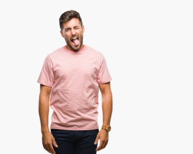 Yakışıklı delikanlı dilini izole arka plan üzerinde out komik ifade ile mutlu. Duygu kavramı.