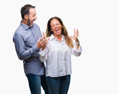 İzole arka plan kutlama üzerinde orta yaş İspanyol iş çift kızgın ve silah ile başarı için deli kaldırdı ve heyecanlı çığlık gözler kapalı. Kazanan kavramı