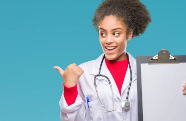 Pano işaret ve başparmak kadar mutlu yüz gülümseyen tarafı ile gösteren izole arka plan üzerinde tutan genç afro Amerikalı doktor kadın