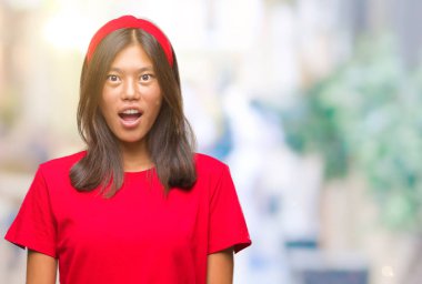 Genç Asyalı kadın korkuyor ve şok sürpriz ifade ile izole arka plan üzerinde korku ve yüz heyecanlı.