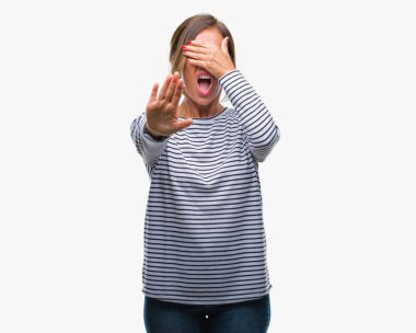 Orta yaş üst düzey İspanyol kadın izole elleriyle gözlerini kapsayan arka plan ve stop jest ile acı ve korku ifadesi. Utandım ve negatif kavramı.