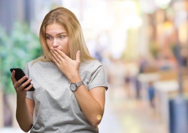 Hata, korku, sessizlik içinde gizli kavramı korkmuş ifade için utanç ile izole arka kapak ağız el ile üzerinden Smartphone kullanarak ileti gönderme genç kafkas kadın şok
