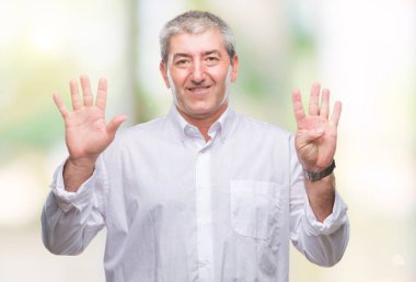 Üst düzey yakışıklı gösteren ve parmakları ile işaret izole arka plan üzerinde numara 9 kendinden emin ve mutlu gülümseyerek süre.