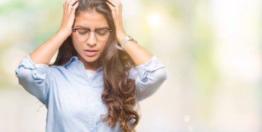 Çünkü çaresiz ve stresli baş ağrısı acı izole arka plan üzerinde gözlüklü genç güzel Arap kadın ağrı ve migren. Ellerini kafasına.