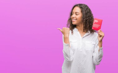 İşaret ve başparmak kadar mutlu yüz gülümseyen tarafı ile gösterilen pasaport İsviçre tutan genç İspanyol kadın