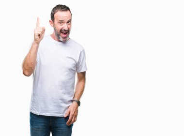 Başarılı fikirle izole arka plan işaret parmağı üzerinde beyaz t-shirt giyen orta yaş ağarmış komuta sizde. Çıktıktan ve mutlu. Bir numara.