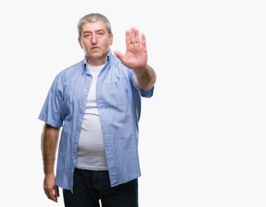 Stop yapıyor izole arka plan üzerinde üst düzey yakışıklı elin avuç ile şarkı. Negatif ve ciddi bir jest yüz ifadesiyle uyarı.