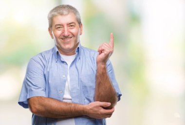 Kameraya bakarak yan el ve parmak ile işaret eden yakışıklı komuta sizde yüzünde kocaman bir gülümseme ile izole arka plan üzerinde.