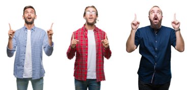 Kolaj bir grup genç adam beyaz izole zemin üzerinden hayran ve yukarıya bakıyor ve parmakları ile işaret ve silah kaldırdı şaşırttı.