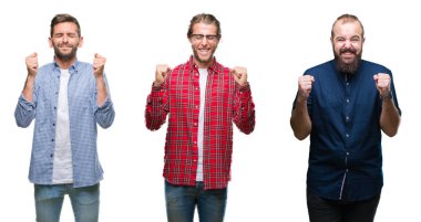 Kolaj bir grup genç adam beyaz izole silah ile başarı için heyecan arka plan üzerinde zafer kutluyor gülümseyen kaldırdı. Kazanan kavramı.