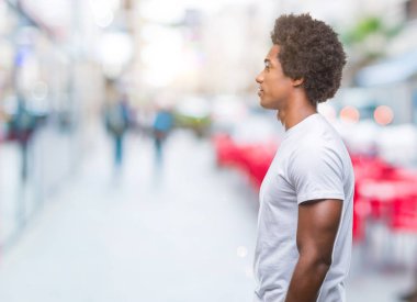 İzole arka tarafına, seyir üzerinde Afro Amerikalı adam sakin ol kendine güvenen gülümseme ile doğal yüz pozuyla profili.