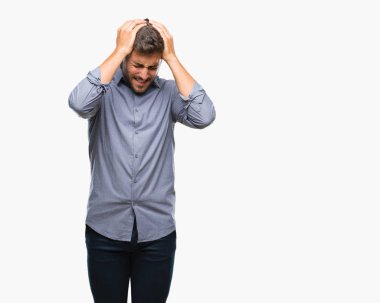 Yakışıklı delikanlı çünkü umutsuz ve stresli baş ağrısı acı izole arka plan üzerinde ağrı ve migren. Ellerini kafasına.