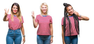 Kolaj giyen genç kadınların t-shirt gösterilen izole arka plan üzerinde çizgili ve parmakları ile işaret kendinden emin ve mutlu gülümseyerek iken üçüncü.