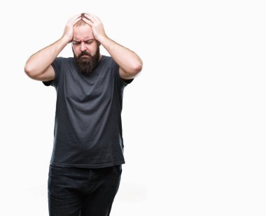 Genç beyaz hipster adam çünkü umutsuz ve stresli baş ağrısı acı izole arka plan üzerinde ağrı ve migren. Ellerini kafasına.