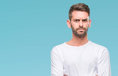 Yakışıklı delikanlı izole arka plan şüpheci ve sinir, onaylamayan ifade yüz çapraz kolları üzerinde. Negatif kişi.