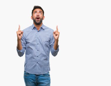 İzole arka plan yetişkin İspanyol adam hayret ve yukarıya bakıp parmakları ile işaret şaşırttı ve silah kaldırdı.