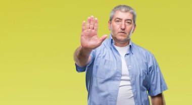 Stop yapıyor izole arka plan üzerinde üst düzey yakışıklı elin avuç ile şarkı. Negatif ve ciddi bir jest yüz ifadesiyle uyarı.