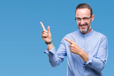 Orta yaş ağarmış komuta sizde gülümseyen ve iki elleri ve parmakları ile tarafına işaret kamera bakarak izole arka plan üzerinde gözlük.