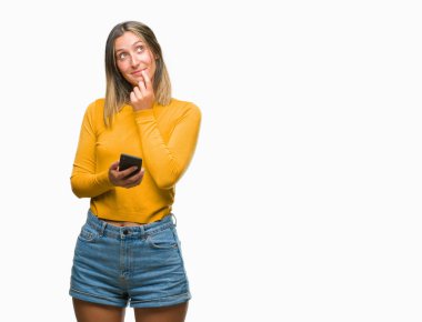Genç güzel kadın izole arka plan ciddi bir yüz düşünme hakkında soru, çok karışık bir fikir üzerinde Smartphone kullanarak ileti gönderme