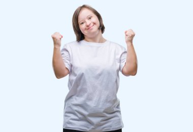 Gülümseyen ve başarı için çığlık Genç Yetişkin kadın izole arka plan çok mutlu ve heyecanlı kaldırdı, silah ile kazanan jest yapıyor üzerinde down sendromlu. Kutlama kavramı.