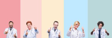 Renkli çizgili izole arka plan onaylama üzerinde profesyonel doktorlar kolaj el ile olumlu hareketi yapıyor gülümseyen ve başarı için mutlu yaşasın. Kamera, kazanan jest arıyorsunuz.