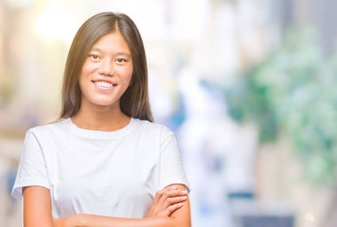 Genç Asyalı kadın izole arka plan mutlu yüz çapraz silah kameraya bakarak ile gülümseyen yüzünden. Olumlu bir kişi.