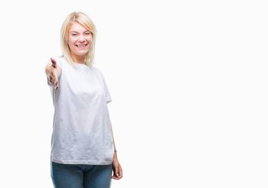 Tebrik ve konuksever dost sunan karşılıklı gülümseyen izole arka plan üzerinde beyaz t-shirt giyen genç güzel sarışın bir kadın. Başarılı iş.