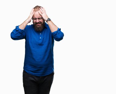 Çünkü çaresiz ve stresli baş ağrısı acı izole arka plan üzerinde gözlüklü Genç beyaz hipster adam ağrı ve migren. Ellerini kafasına.