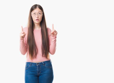 Genç Çinli kadın üzerinden hayran ve sürpriz gözlük bakıyordum ve parmakları ile işaret arka plan izole ve silah kaldırdı.