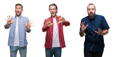 Grup Genç adam şokta bağırarak üzerinde beyaz izole arka plan korkuyor ve dehşet korku ifade dur hareketi el ile ile kolaj. Panik kavramı.