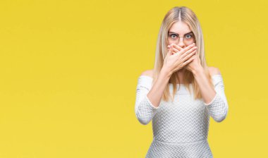 Genç güzel sarışın kadın üzerinde gözlük takan arka plan ağız hata için elleriyle kapsayan şok izole. Gizli kavramı.