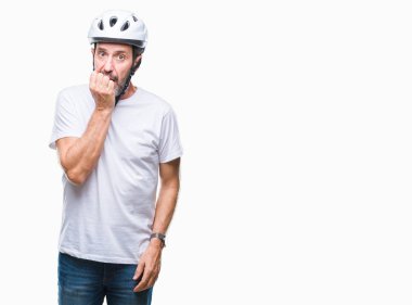 Bisiklet Emanet helment giyen orta yaş üst düzey ağarmış bisikletçi adam stresli ve gergin elle çivi ısırma ağzına bakarak arka plan izole. Anksiyete sorunu.