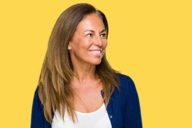 Güzel orta yaş rahat yetişkin kadın yüzünden arka plan uzak tarafına gülümseme ile yüzünde, doğal ifade arıyorum izole. Kendine güvenen gülüyor.