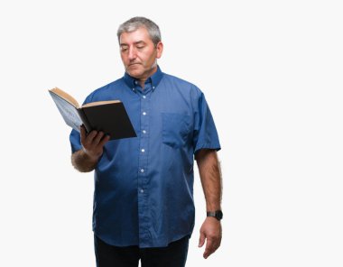 Yakışıklı kıdemli öğretmen adam akıllı yüz ciddi düşünüyorum üstünde kendine güvenen bir ifade ile izole arka plan üzerine bir kitap okuma