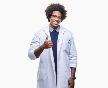 Afro Amerikalı doktor bilim adamı adam izole arka plan hareketi el ile mutlu yaşasın yapıyor. Kameraya bakarak başarı gösteren ile ifade onaylama.