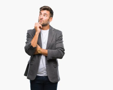 Genç yakışıklı iş adamı çene düşünme hakkında soru, dalgın ifade üzerine el ile izole arka plan üzerinde. Düşünceli yüzüyle gülümsüyor. Şüphe kavramı.