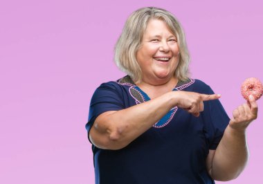 Üst düzey artı boyutu kafkas kadın izole arka el ve parmak ile işaret çok mutlu üzerinde şeker donut yemek