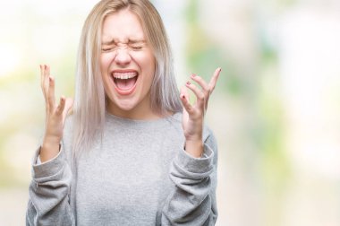 Sarışın genç kadın deli ve silah ile başarı için deli kutluyor izole arka plan üzerinde kaldırdı ve heyecanlı çığlık gözler kapalı. Kazanan kavramı