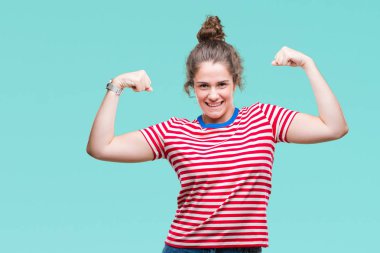 Casual göz gururlu gülümseyen kol kasları gösterilen izole arka plan üzerinde giyen güzel esmer kıvırcık saçlı Genç kız. Fitness kavramı.