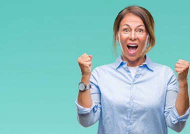 İzole arka plan kutlama üzerinde orta yaş İspanyol kadın kıdemli şaşırttı ve başarı için kaldırdı kollarını açarak hayret ve gözleri açık. Kazanan kavramı.