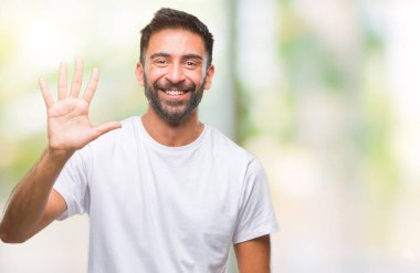 Gösterilen ve parmakları ile işaret izole arka plan yetişkin İspanyol adam kendinden emin ve mutlu gülümseyerek süre beş numara.