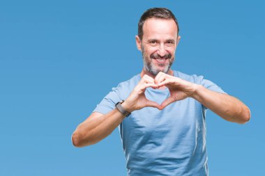 Orta yaş kalp simgesi ve elleriyle şekil gösterilen aşık gülümseyen izole arka plan üzerinde ağarmış komuta sizde. Romantik kavramı.