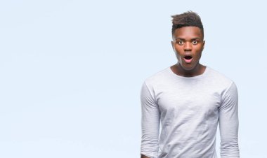 Genç Afro-Amerikan adam korkuyor ve şok sürpriz ifade ile izole arka plan üzerinde korku ve yüz heyecanlı.