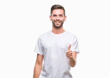 Yakışıklı delikanlı hareketi el ile mutlu yaşasın yapıyor izole arka plan üzerinde. Kameraya bakarak başarı gösteren ile ifade onaylama.