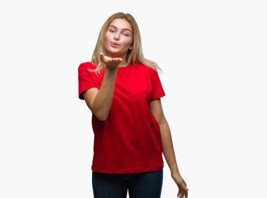 Bir öpücük el ile güzel ve seksi olmak hava üfleme kamera bakarak izole arka plan üzerinde beyaz kadın. Aşk ifade.