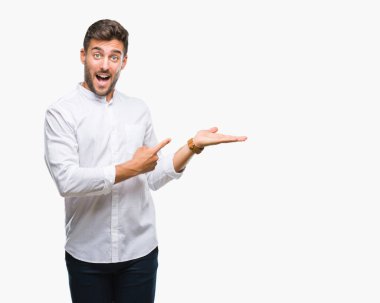 Yakışıklı delikanlı üzerinden hayran ve el ile sunulması ve parmak ile işaret ederken kameraya gülümseyen izole arka plan.