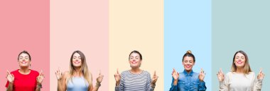 Kolaj renkli vintage genç güzel kadın bir umut ve gözleri kapalı geçiş parmaklarıyla gülümseyen izole arka plan şeritler. Şans ve batıl kavramı.