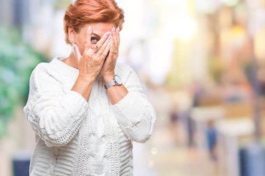 Üzgün ifade yüz eller ile ağlayarak süre kapsayan ile izole arka plan üzerinde kış kazak giyen Atrractive üst düzey beyaz Kızıl saçlı kadın. Depresyon kavramı.